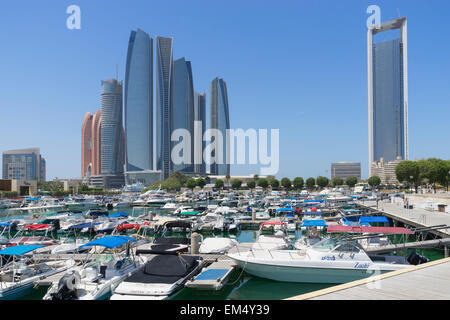 Skyline-Blick von Etihad Towers von Luxus Hotel Marina in Abu Dhabi, Vereinigte Arabische Emirate Stockfoto