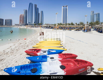 Skyline-Blick von Etihad Towers vom Luxus Hotelstrand in Abu Dhabi, Vereinigte Arabische Emirate Stockfoto