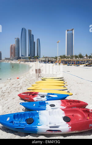 Skyline-Blick von Etihad Towers vom Luxus Hotelstrand in Abu Dhabi, Vereinigte Arabische Emirate Stockfoto