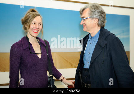 Düsseldorf, Deutschland. 16. April 2015. Deutscher Regisseur und Fotograf Wim Wenders anlässlich der Ausstellung 4 Real & wahr 2', zusammen mit seiner Frau Donata. Bildnachweis: UKraft/Alamy Live-Nachrichten Stockfoto