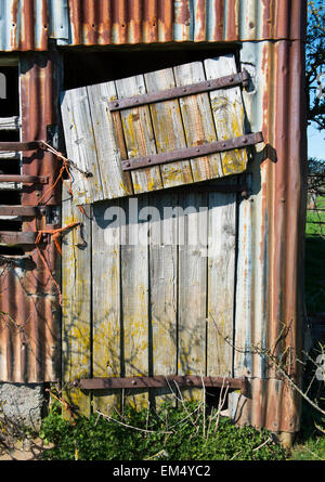 Ein verfallenes Scheunentor in der Nähe von Clun, Shropshire, England. Stockfoto