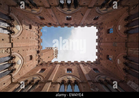 Palazzo Pubblico in Siena, Blick nach oben aus dem Hof des Palazzo Pubblico in Richtung Torre del Mangia, Siena, Toskana Stockfoto