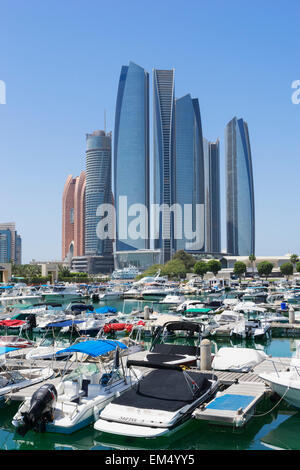 Skyline-Blick von Etihad Towers von Luxus Hotel Marina in Abu Dhabi, Vereinigte Arabische Emirate Stockfoto