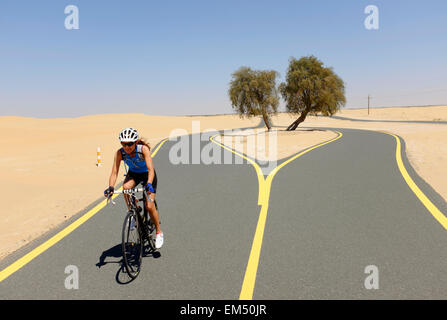 Weibliche Radfahrer neue Wüste Radweg am Al Qudra in Dubai Vereinigte Arabische Emirate Stockfoto