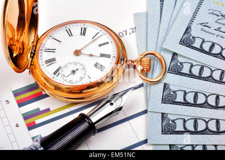 Pocket-Golduhr, Feder Stift und Dollar, Nahaufnahme Stockfoto