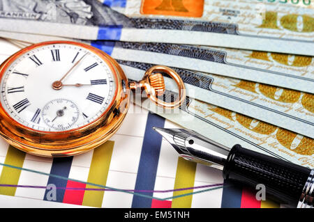 Pocket Watch, Füllfederhalter und Dollar, Nahaufnahme Stockfoto