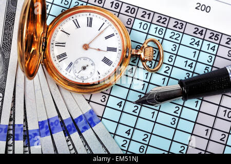 Taschenuhr, Stift und Dollar extra hautnah Stockfoto