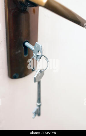 Schlüssel von der Tür hängen Stockfoto