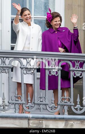 Kopenhagen, Dänemark. 16. April 2015. Swedish Queen Silvia (R) und Kronprinzessin Victoria auf dem Balkon des Palastes Christian VII, Amalienborg, während der Feierlichkeiten der dänischen Königin Margrethe 75. Geburtstag, 16. April 2015 in Kopenhagen gesehen. Bildnachweis: Dpa picture Alliance/Alamy Live News Stockfoto