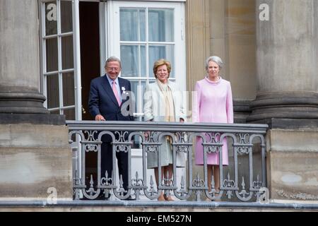 Kopenhagen, Dänemark. 16. April 2015. Ehemalige griechische König Constantin und Königin Anne-Marie (C) von Griechenland und Prinzessin Benedikte von Dänemark sind auf dem Balkon des Palastes Christian VII, Amalienborg, während der Feierlichkeiten der dänischen Königin Margrethe 75. Geburtstag, 16. April 2015 in Kopenhagen gesehen. Bildnachweis: Dpa picture Alliance/Alamy Live News Stockfoto