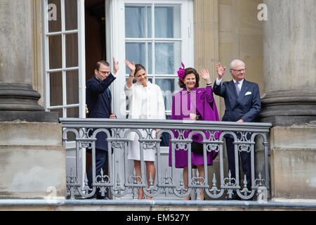 Kopenhagen, Dänemark. 16. April 2015. Der schwedische König Carl Gustaf (R-L), Königin Silvia, Kronprinzessin Victoria und Prinz Daniel von Schweden gesehen auf dem Balkon des Palastes Christian VII, Amalienborg, während der Feierlichkeiten der dänischen Königin Margrethe 75. Geburtstag, 16. April 2015 in Kopenhagen. Bildnachweis: Dpa picture Alliance/Alamy Live News Stockfoto