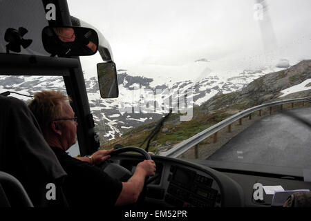 Busfahrer fahren einen Trainer auf einer Tour Berg Dalsnibba, Geiranger, Norwegen, Skandinavien, Europa Stockfoto