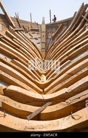 Detail der Kiel Bau der traditionellen hölzernen Dhau Ladung Schiff in der Werft neben The Creek River in Dubai Uni gebaut Stockfoto