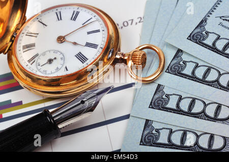 Golduhr, Kugelschreiber und US-Dollar, Nahaufnahme Stockfoto