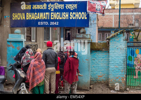 Kathmandu, Nepal - 3. März 2015: Eltern warten auf ihre Kinder außerhalb einer Shova Bhagawati Schule Englisch Stockfoto