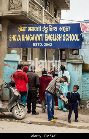 Kathmandu, Nepal - 3. März 2015: Eltern warten auf ihre Kinder außerhalb einer Shova Bhagawati Schule Englisch Stockfoto