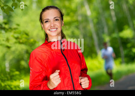 gesunde junge Sportlerin ausgeführt Stockfoto