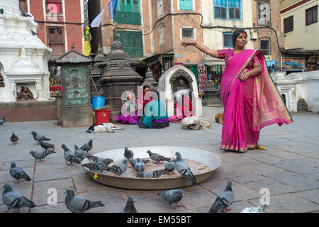 Nepalesische Frau posiert für ein Fotograf bei Monkey Tempel in Kathmandu Stockfoto