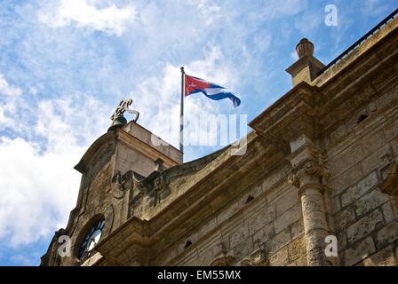 Kubanische Flagge in Havanna, Kuba über den Palacio de Los Capitanes Generales Stockfoto