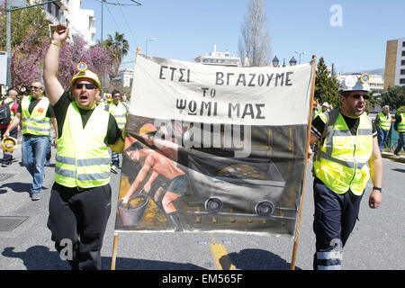 Athen, Griechenland. 16. April 2015. Bergleute schreien Parolen während einer Kundgebung in der Mitte von Athen. Ca. 4,000 Arbeitnehmer bei einer nördlichen griechischen Goldmine und ihre Unterstützer inszeniert einen Protest in Athen, wie sie Arbeitsplatzverluste fürchten, weil die Regierungspartei Syriza den Privatbesitz mir aus ökologischen und finanziellen Gründen gekämpft hat. Das Problem ist, dass die wichtigste Arbeit der neue radikale Linke-geführte Regierung seit seiner Wahl im Januar Herausforderung hat. Bildnachweis: Aristidis Vafeiadakis/ZUMA Draht/Alamy Live-Nachrichten Stockfoto