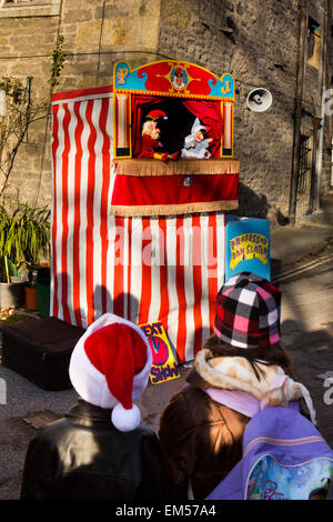 Großbritannien, England, Yorkshire, Grassington, Dickens Festival, Kinder beobachten, Punch and Judy show Stockfoto