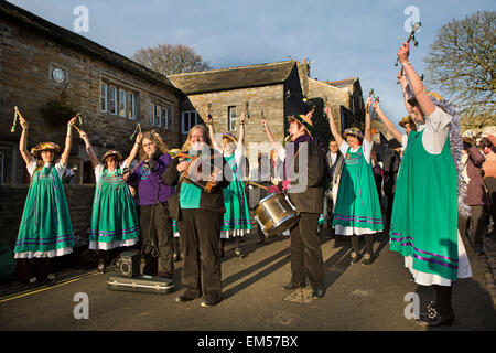 Großbritannien, England, Yorkshire, Grassington, Dickens Festival, Butterfield Belles Morris Tänzerinnen in der Main Street Stockfoto