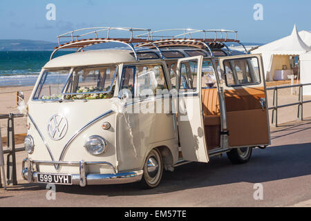 VW Wohnmobil geparkt auf der Promenade am Strand von Bournemouth für eine Hochzeit am Strand mit Hochzeit Marque Festzelt hinter Stockfoto