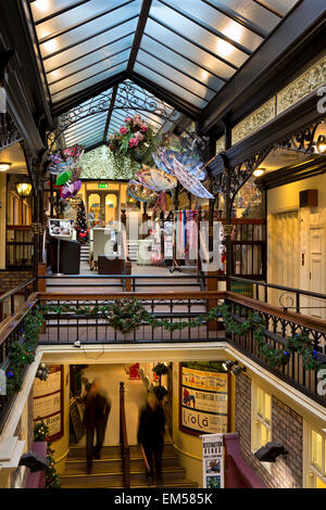 Großbritannien, England, Yorkshire, Harrogate, Street, Westminster Parlament Arcade, obere Balkon Stockfoto