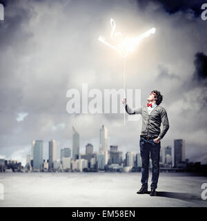 Junger Mann mit Noten Stockfoto