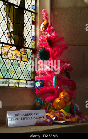 Großbritannien, England, Yorkshire, Harrogate, Str. Peters Kirche, rosa Weihnachtsbaum am Fensterbrett Stockfoto