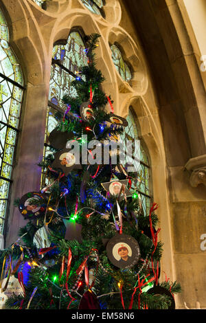 Großbritannien, England, Yorkshire, Harrogate, Str. Peters Kirche, Weihnachtsbaum mit Kindes Gesicht Kugeln Stockfoto