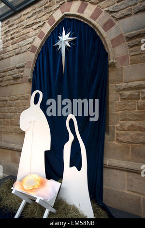 Großbritannien, England, Yorkshire, Harrogate, Str. Peters Kirche, minimalistischen Krippe mit beleuchtete Krippe Stockfoto