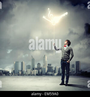 Junger Mann mit Noten Stockfoto