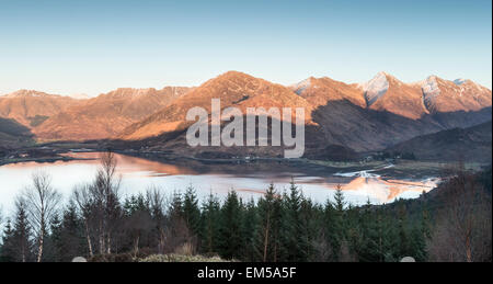 Blick über Loch Duich & die fünf Schwestern im Kintail in Schottland. Stockfoto