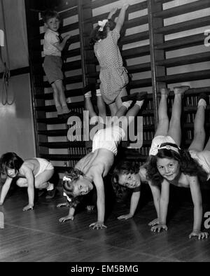 Sportunterricht an der White Hart Lane Infant School. 22. Juni 1950. Stockfoto