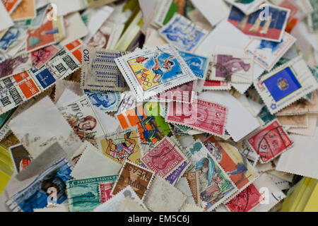 Verwendet Briefmarkensammlung in einem Stapel - USA Stockfoto