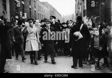 König George VI besucht die Bombe beschädigte Stadt Bristol nach einem Luftangriff. Dezember 1940. Stockfoto