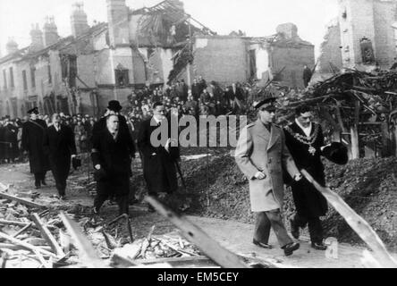 König George VI besucht die Bombe beschädigte Stadt Birmingham nach einem Luftangriff. Dezember 1940. Stockfoto