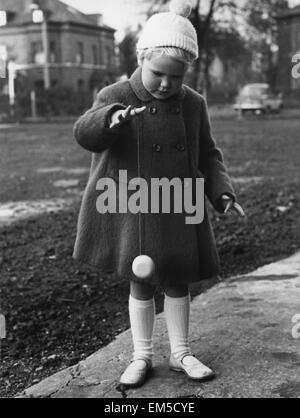 Kleine Mädchen gesehen spielt hier ihre Yo-yo. 6. Dezember 1961 Stockfoto