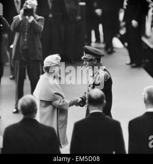 Mohammad-Reza Schah Pahlavi, Schah von Persien, mit Königin Elizabeth II. bei seinem Besuch in Großbritannien. 5. Mai 1959. Stockfoto