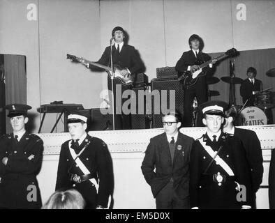 Die Beatles auf der Bühne in De Montford Hall in Leicester, 11. Oktober 1964 durchführen. Stockfoto