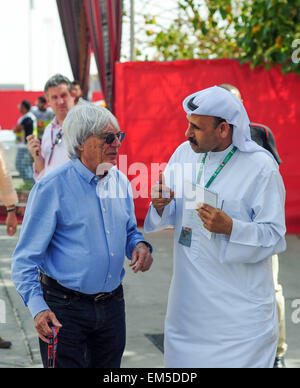 Manama, Donnerstag. 16. April 2015. Bernie Ecclestone, (L) Präsident und CEO von Formula One Management kommt in der Formel 1 Bahrain International Circuit in Sakhir, Bahrain, Donnerstag, 16. April 2015. © Chen Shaojin/Xinhua/Alamy Live-Nachrichten Stockfoto