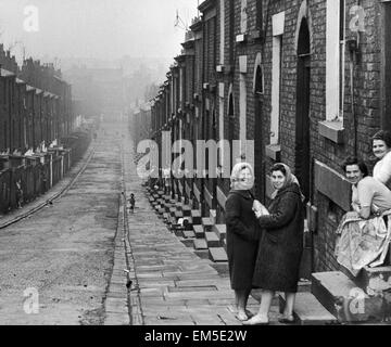 Frau Ada Jameson und ihre Tochter Jean, im Bild die Schritte eines Eigenheims verurteilt auf Ellison Street in Liverpool, draußen, nach Erhalt der Besuch vom Gehäuse Minister, Dr. Charles Hill, Juni 1962. Stockfoto