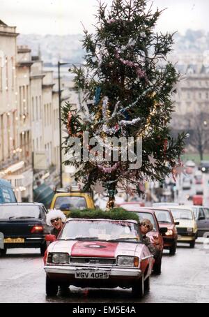 Ian Johnson fährt seinen Ford Capri mit einem Weihnachtsbaum auf dem Dach des Autos. 19. Dezember 1991. Stockfoto