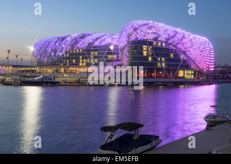 Yas Viceroy Hotel beleuchtet in der Nacht im Yas Marina auf Yas Island Abu Dhabi Vereinigte Arabische Emirate Stockfoto