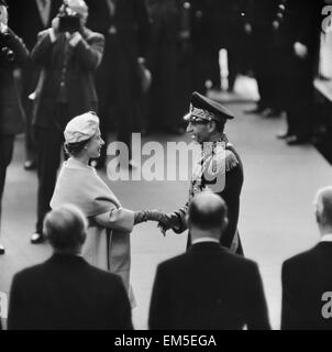 Mohammad-Reza Schah Pahlavi, Schah von Persien, mit Königin Elizabeth II. bei seinem Besuch in Großbritannien. 5. Mai 1959. Stockfoto