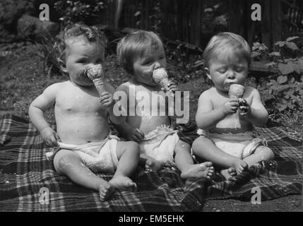 Das ist der Stoff für den Anbau von Babys, und nicht lassen Nachnahme oder Kohl sagen Sie andernfalls sagen Peckham Drillinge, Susan, Robert und Brian Potts, auf ihren ersten Geburtstag. 26. Mai 1952 Stockfoto