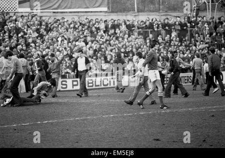 Billy Bremner Leeds United Kapitän präsentiert mit dem FA-Cup von Königin Elizabeth II. nach ihrer Null Sieg gegen Arsenal im FA-Cup-Finale. 6. Mai 1972 Stockfoto