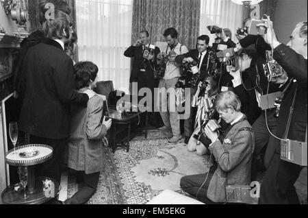 Drücken Sie Start von "Sgt. Peppers Lonely Hearts Club Band" das achte Studioalbum von The Beatles Mai 1967. Abgebildet im Haus in Chalep St. Belgravia London Mai 1967. Stockfoto