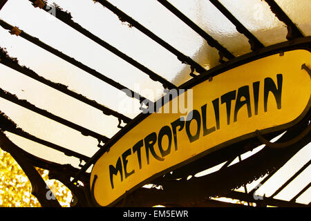 Eintritt in die Paris Métro. Stockfoto